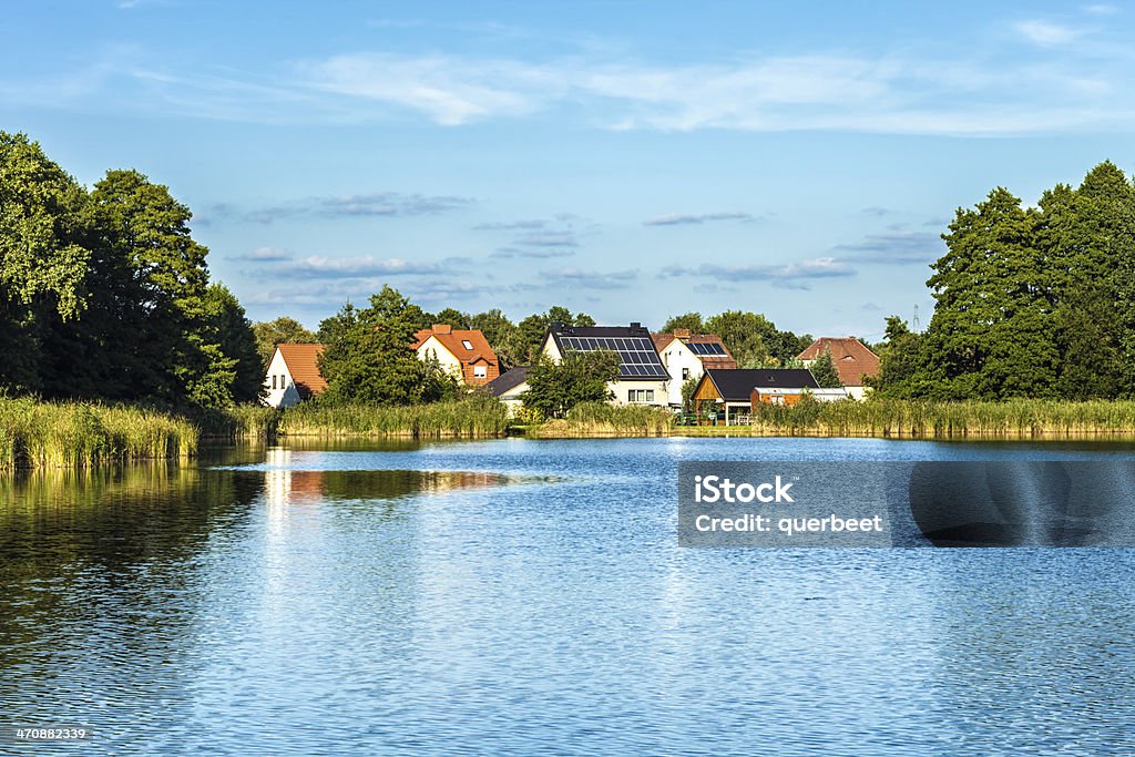 Kleinen Dorf am See, auf dem Dach mit Solarenergie - Lizenzfrei Bauwerk Stock-Foto