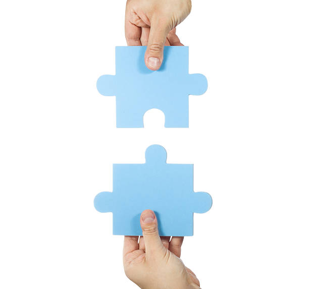 パズルのピースを接続する 2 つの手 - human hand puzzle togetherness connection ストックフォトと画像