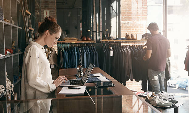 que siempre un paso adelante respecto de la última moda y tendencias - clothing store fotografías e imágenes de stock