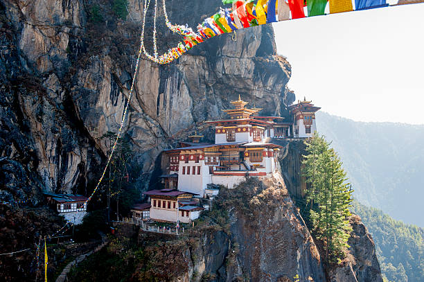 tiger's nest-tempel, bhutan - bhutanese flag stock-fotos und bilder
