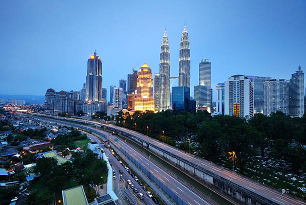 plan horizontal de nuit du paysage urbain de kuala lumpur - kuala lumpur skyline traffic sunset photos et images de collection