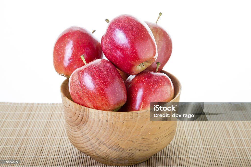 Tazón de madera con manzanas rojas - Foto de stock de Agricultura libre de derechos