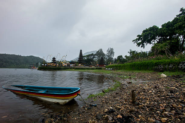 bedugul bali - lake volcano volcanic crater riverbank foto e immagini stock