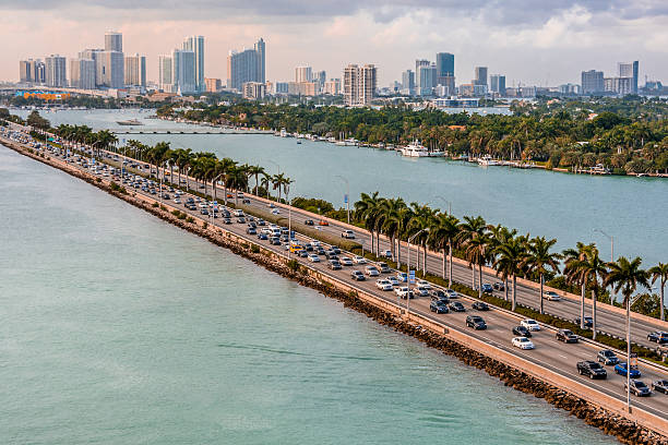 gran ángulo de vista de la bahía biscayne (miami) - traffic jam traffic sports utility vehicle car fotografías e imágenes de stock