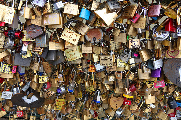 amo sfoggia sul pont des art "ponte a parigi - pie in the sky foto e immagini stock