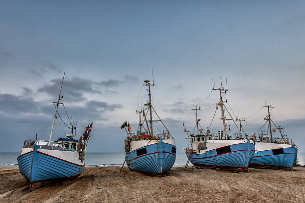 thorup łodzi rybackich na plaży w duńskim na północ morze - jutland zdjęcia i obrazy z banku zdjęć