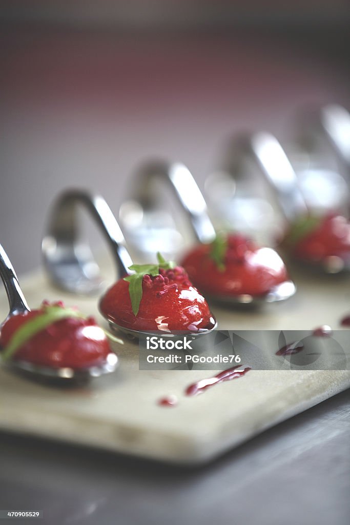 Fragola Zuppa spoons - Foto stock royalty-free di Alimentazione sana