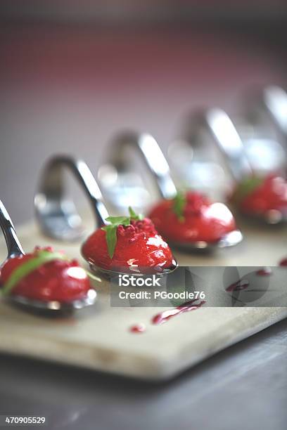 Fragola Zuppa Spoons - Fotografie stock e altre immagini di Alimentazione sana - Alimentazione sana, Buffet, Cibo