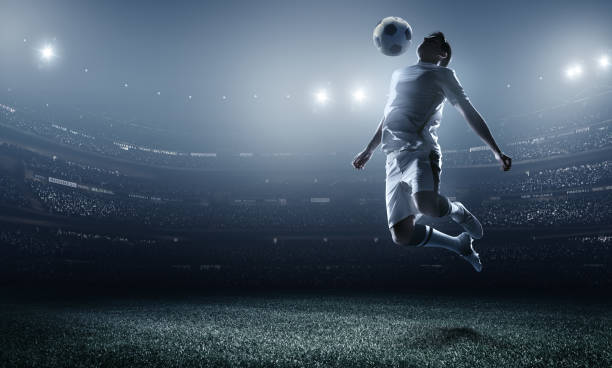 ballon de football joueur frappe au stade - soccer player men flying kicking photos et images de collection