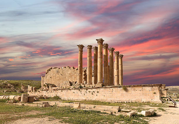 Roman Columns in the Jordanian city of Jerash, Jordan Roman Columns in the Jordanian city of Jerash (Gerasa of Antiquity), capital and largest city of Jerash Governorate, Jordan Roman Columns in the Jordanian city of Jerash (Gerasa of Antiquity), capital and largest city of Jerash Governorate, Jordan Artemis stock pictures, royalty-free photos & images