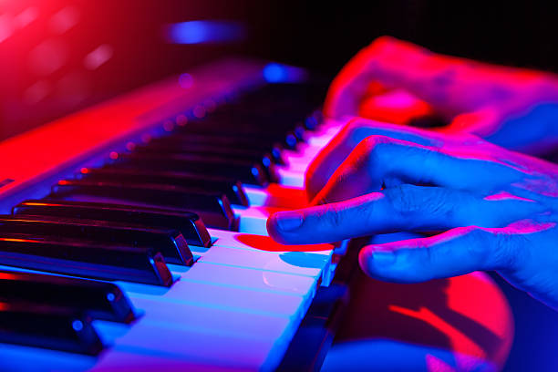 mãos músico a tocar teclado em concerto com profundidade - synthesizer imagens e fotografias de stock