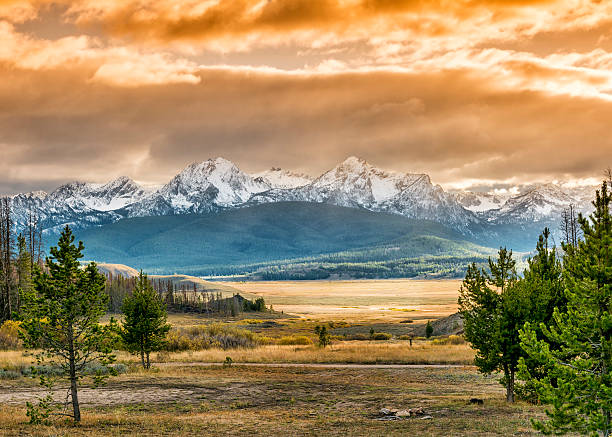 アイダホの山々に沈む夕日 - idaho mountains ストックフォトと画像