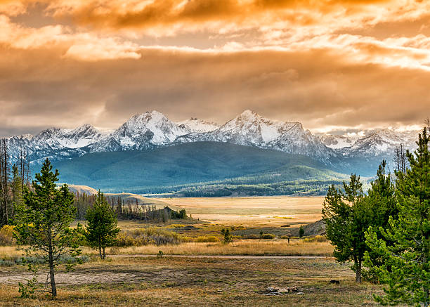 закат над горы в штате айдахо - idaho mountains стоковые фото и изображения
