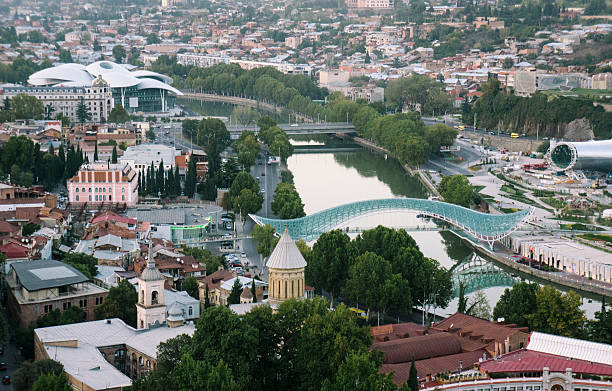 tbilisi paesaggio urbano - kura river immagine foto e immagini stock