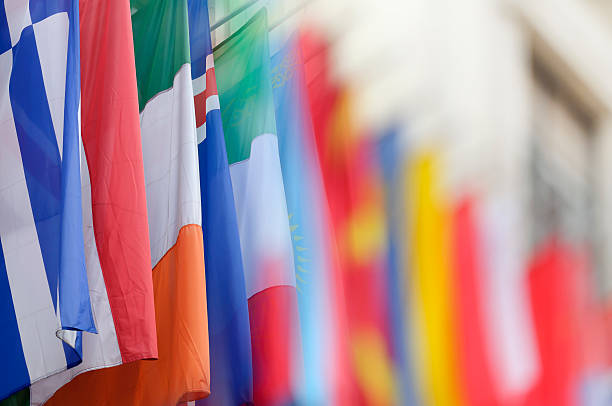 drapeaux colorés, flou photo avec espace pour copie - global politics photos et images de collection