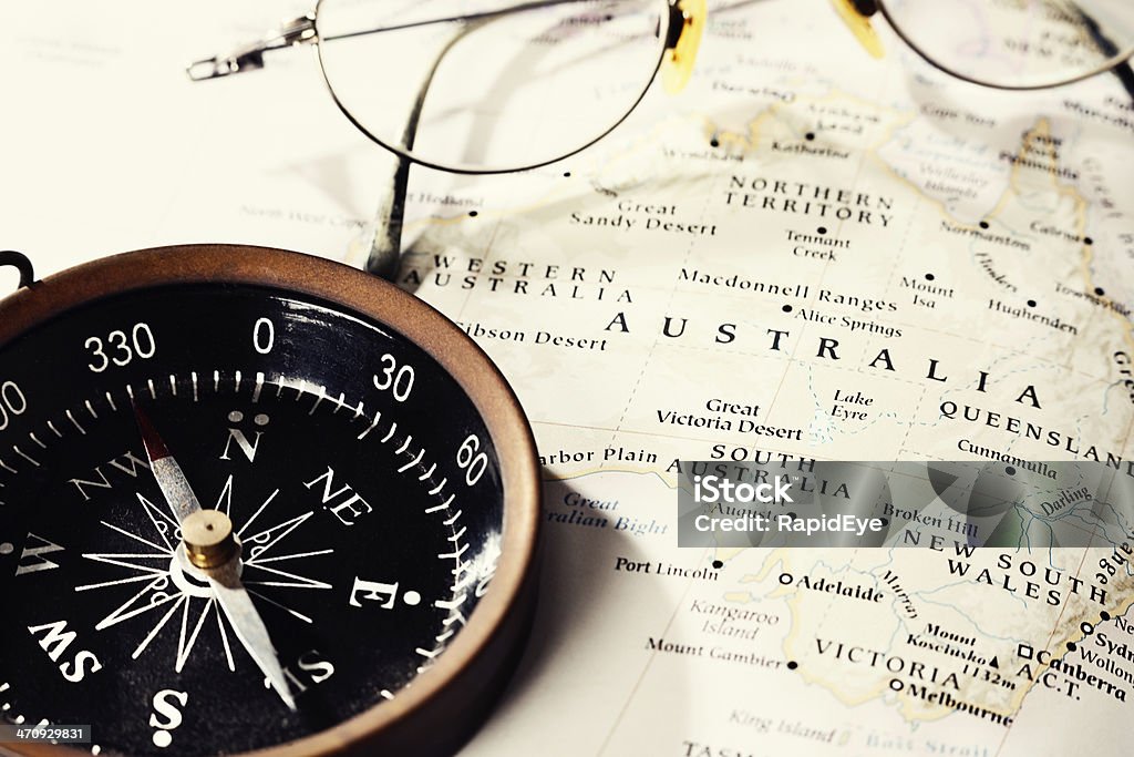 Off all'entroterra australiano! Australia mappa con bussola e occhiali - Foto stock royalty-free di Attività ricreativa