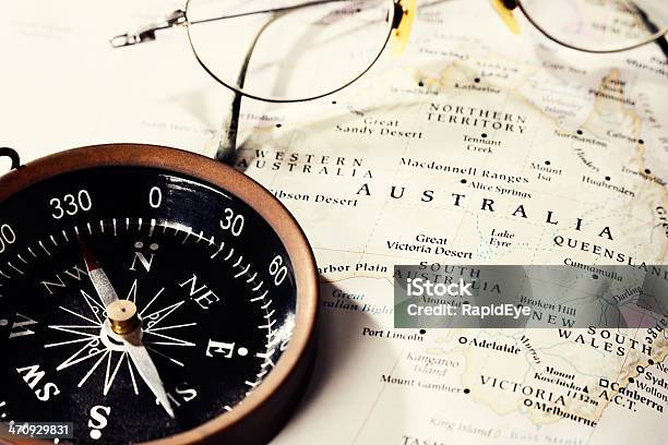 Off Allentroterra Australiano Australia Mappa Con Bussola E Occhiali - Fotografie stock e altre immagini di Attività ricreativa