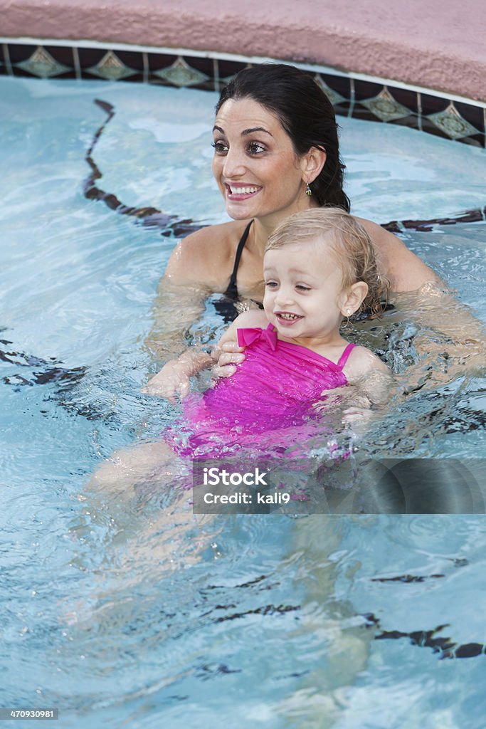 Hispanische Mutter und Kleines Mädchen im pool - Lizenzfrei 18-23 Monate Stock-Foto