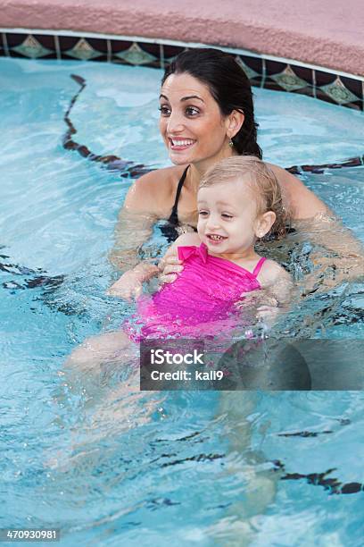 Photo libre de droit de Hispanic Mère Et Petite Fille Dans La Piscine banque d'images et plus d'images libres de droit de 18-23 Mois - 18-23 Mois, 25-29 ans, Adulte