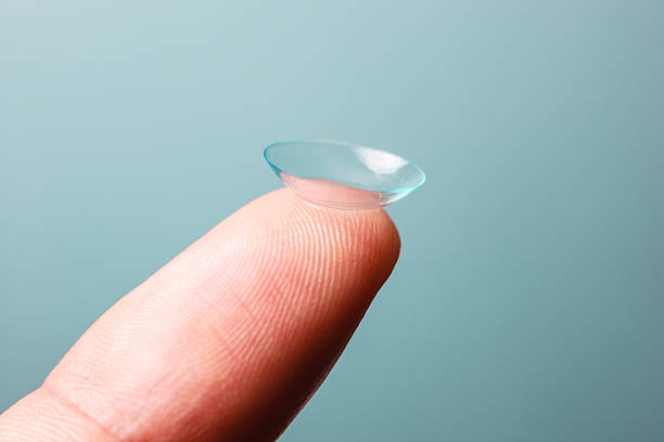 lente de contacto de dedo - lens contact lens glasses transparent fotografías e imágenes de stock