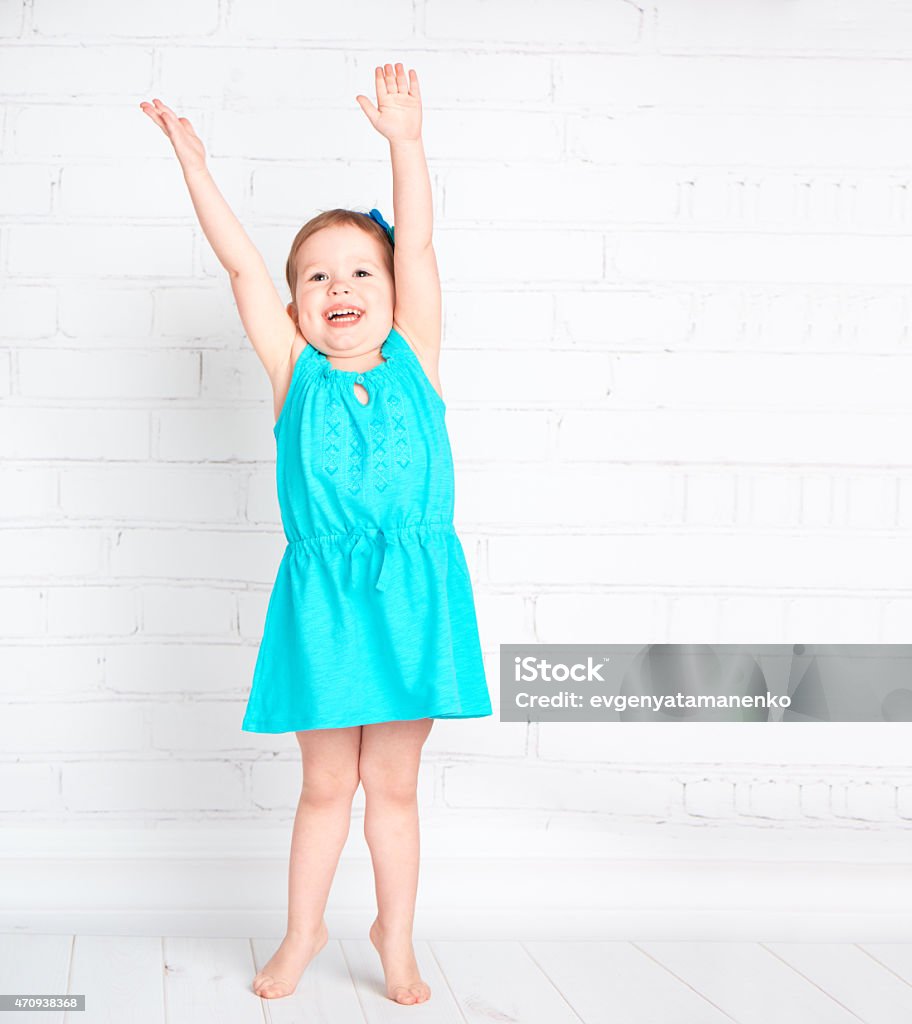 Glückliches kleines Mädchen heben Ihre Hände hoch und Messen - Lizenzfrei Kind Stock-Foto