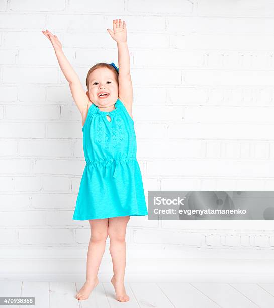 Glückliches Kleines Mädchen Heben Ihre Hände Hoch Und Messen Stockfoto und mehr Bilder von Kind