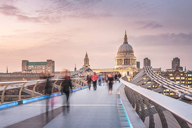 a ponte para a catedral - millennium bridge imagens e fotografias de stock