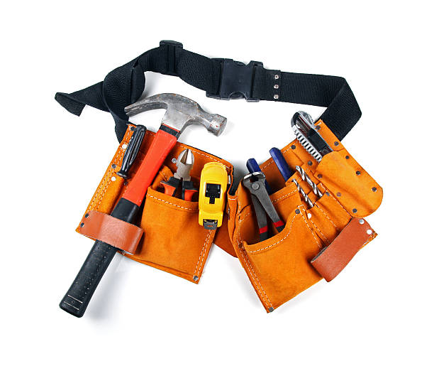 de cinturón de herramientas con diferentes herramientas aislado en blanco - tool belt belt work tool pliers fotografías e imágenes de stock