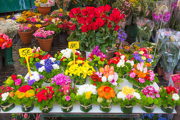 ディスプレイ上のカラフルな花で、市場でローマ（イタリア） - rome flower market store flower ストックフォトと画像