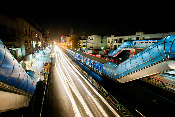 motion blur licht linien rushing autos in der nacht-stadt - iranian ethnicity flash stock-fotos und bilder