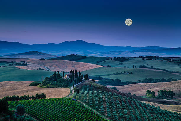 paysage pittoresque de la toscane au clair de lune à l'aube, val d'orcia, italie - val dorcia photos et images de collection