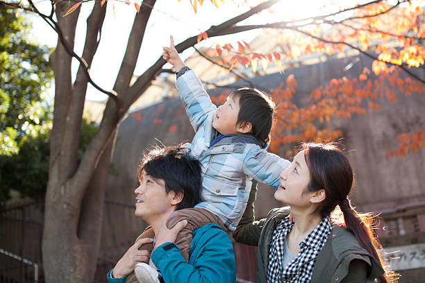 Two generation family,riding on shoulders,pickaback,piggyback,三人,家族,公園　 Dad and mom shouldering boy 公園 stock pictures, royalty-free photos & images