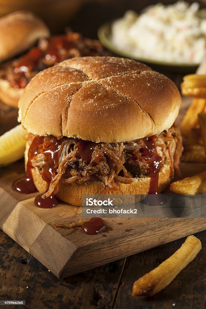 Barbacoa de un sándwich de cerdo desmenuzado - Foto de stock de Barbacoa - Comida libre de derechos