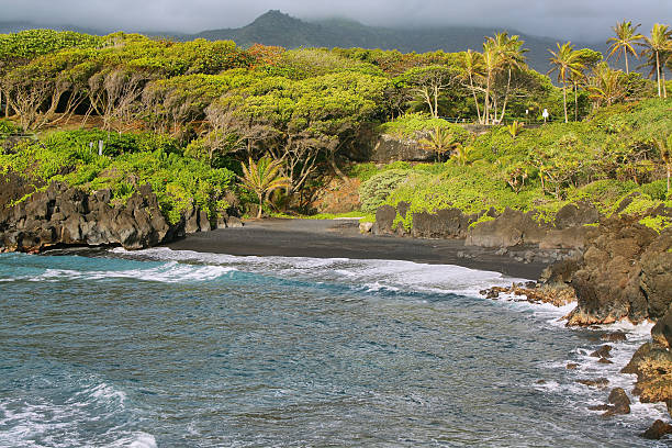 spiaggia di sabbia nera viste nel parco statale di waianapanapa - sunrise maui hawaii islands haleakala national park foto e immagini stock