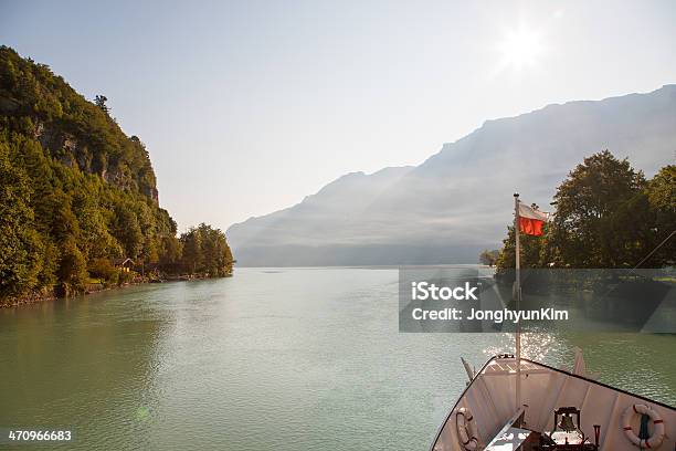 Barco De Pasajeros En El Lago De Brienz En Suiza Foto de stock y más banco de imágenes de Aire libre - Aire libre, Bandera, Barco de pasajeros