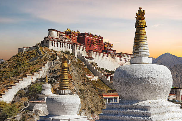 palacio de potala en el tíbet durante la puesta del sol - lhasa fotografías e imágenes de stock
