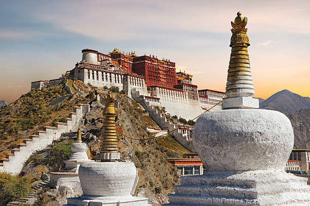 palazzo potala in tibet durante il tramonto - tibet foto e immagini stock