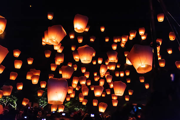 hundreds of sky lanterns during a lantern festival - 元宵節 個照片及圖片檔