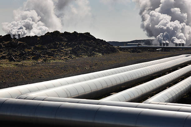 islandia.  reykjanes peninsula.  energia geotermalna zakładu i wulkaniczne rocks. - geothermal power station pipe steam alternative energy zdjęcia i obrazy z banku zdjęć