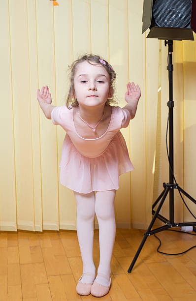 rapariga praticar ballet - too small flash imagens e fotografias de stock