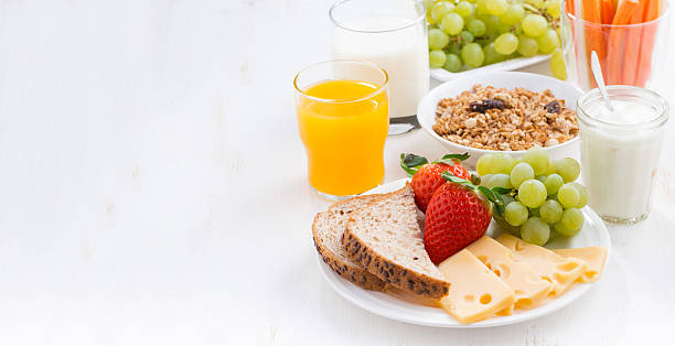 здоровые и питательный завтрак с свежие фрукты и овощи - milk breakfast berry fruit granola стоковые фото и изображения