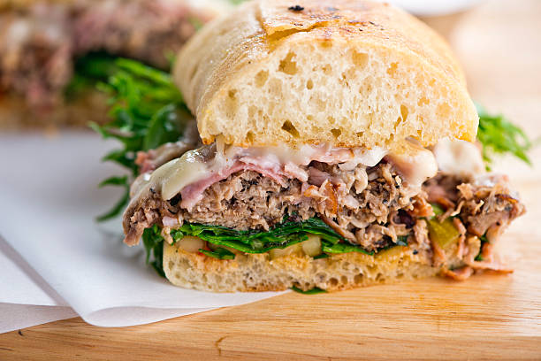 сэндвич с ростбифом - sandwich delicatessen roast beef beef стоковые фото и изображения