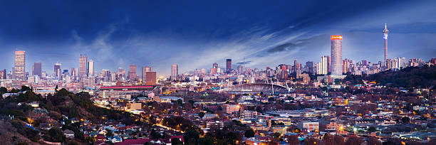 johannesburg stadt - johannesburg night skyline dusk stock-fotos und bilder