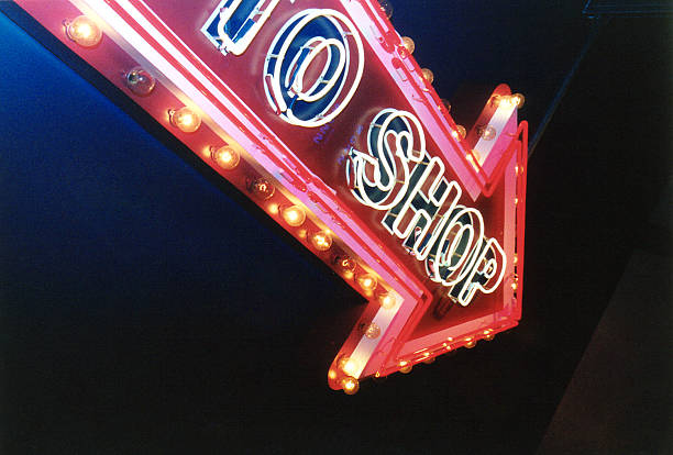 istock Arrow TO SHOP neon sign 470985321