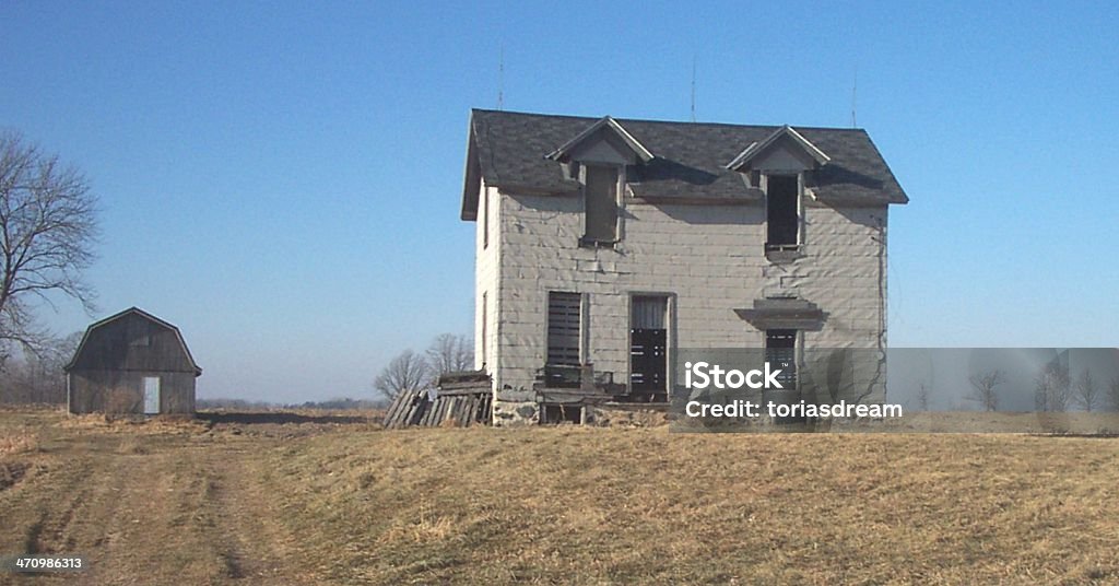 Casa fattoria abbandonata sulla collina - Foto stock royalty-free di Casa unifamiliare