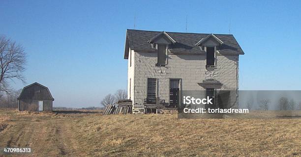Foto de Abandonado Casa Da Fazenda Na Montanha e mais fotos de stock de Casa Isolada - Casa Isolada, Casa de fazenda, 1800-1809