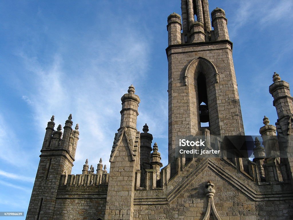 Iglesia y cielo azul - Foto de stock de Abadía libre de derechos