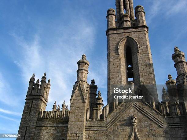 Foto de Igreja E Céu Azul e mais fotos de stock de Abadia - Mosteiro - Abadia - Mosteiro, Aldeia, Azul