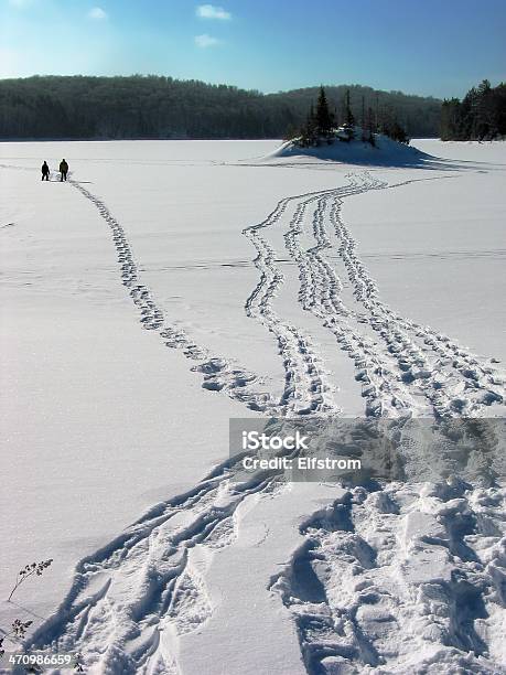 Замерзшее Озеро Trek 2003 Года — стоковые фотографии и другие картинки Белый - Белый, Вертикальный, Время
