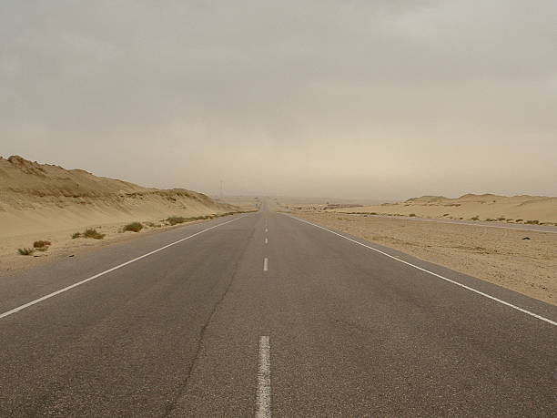 alamein road en medio de una tormenta de arena - alamein fotografías e imágenes de stock